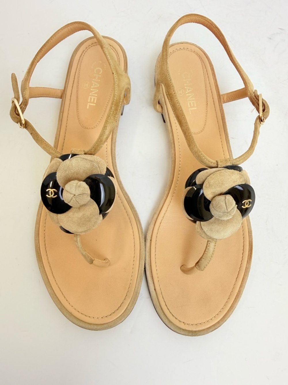 Chanel Camellia Thong Sandals 2016 Beige Suede CC Resin Flower Flats EU 38.5 - Picture 4 of 11